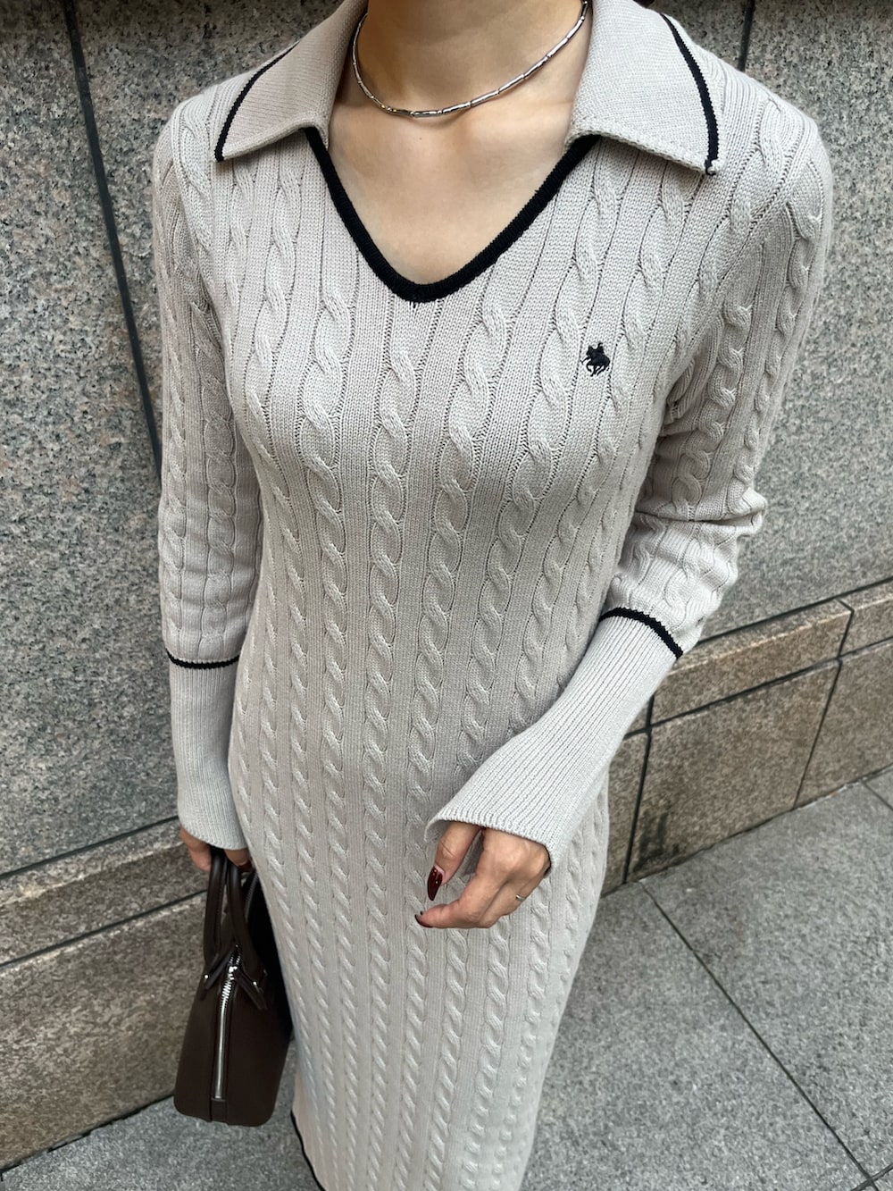 ブラウン系のボストンバッグ、ブラック系のローファー、ベージュ系のワンピースを着用したレディースの秋コーディネートの9枚目の写真