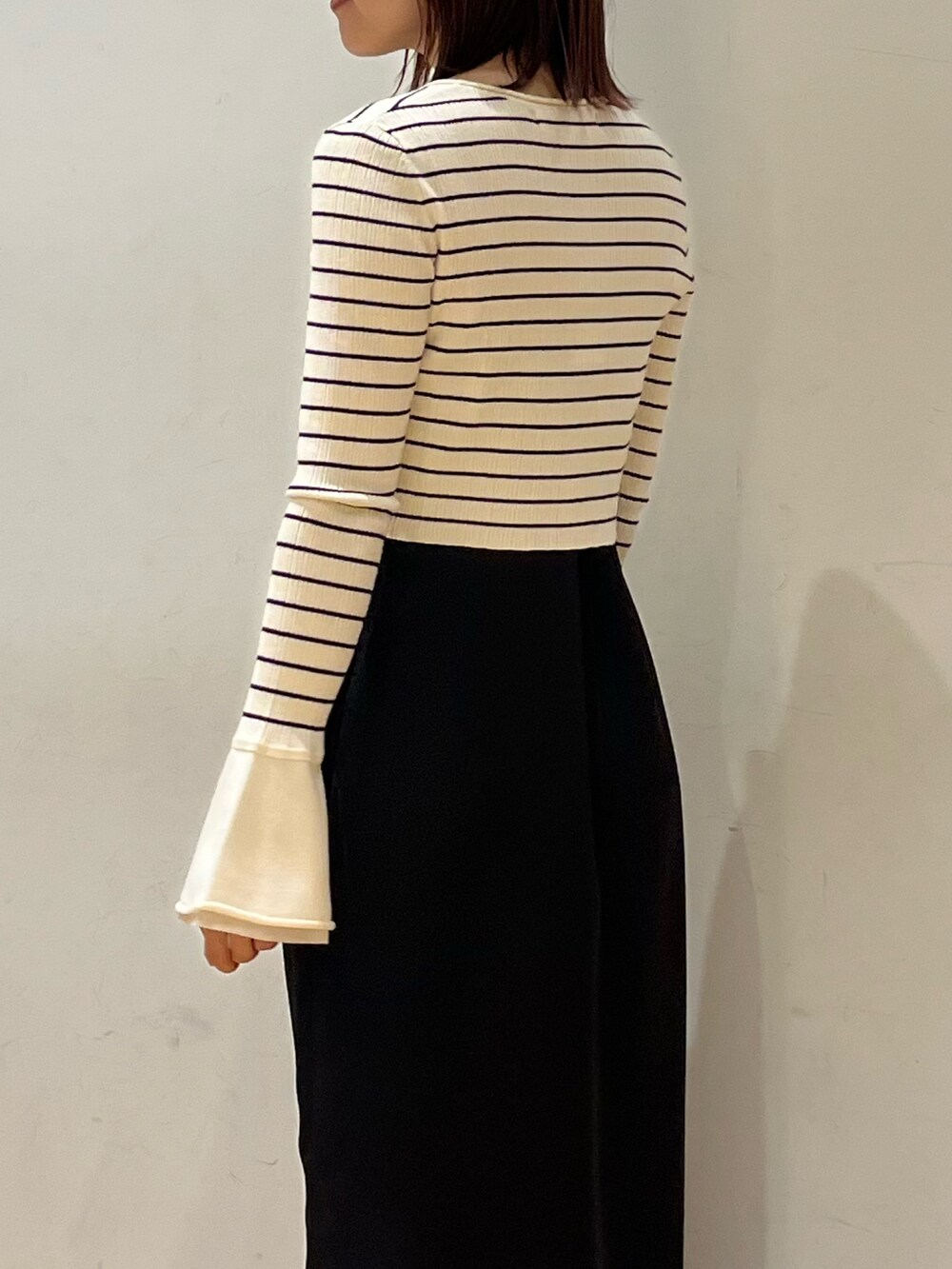 シルバー系のブーツ、その他のワンピースを着用したレディースの冬コーディネートの5枚目の写真