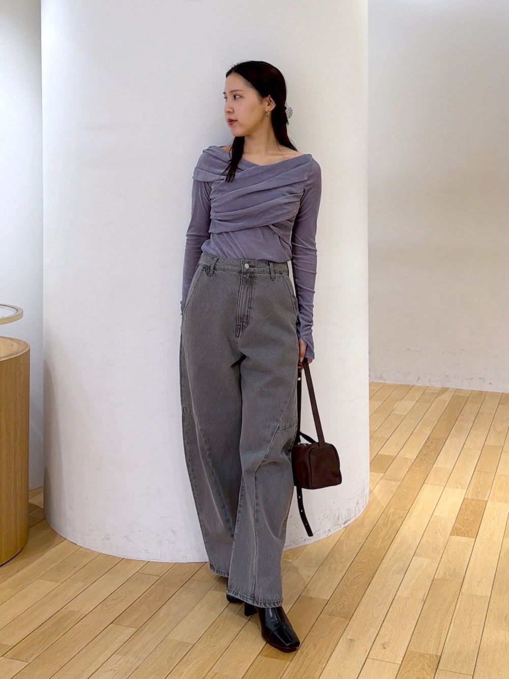 グレー系のデニムパンツ、ブルー系のTシャツ/カットソー、ブラック系のブルゾンを着用したレディースの秋コーディネートの4枚目の写真