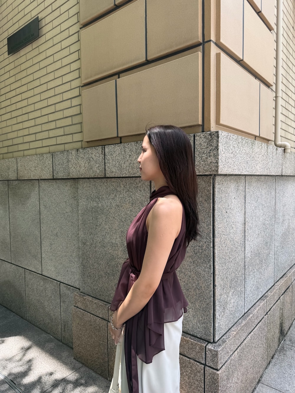 ホワイト系のその他パンツ、ブラウン系のシャツ/ブラウス、ホワイト系のハンドバッグを着用したレディースの夏コーディネートの5枚目の写真