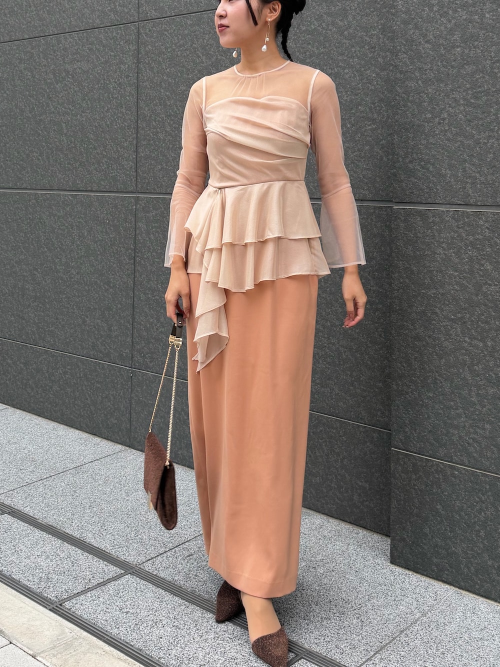 その他のクラッチバッグ、その他のパンプス、ピンク系のドレスを着用したレディースの冬コーディネートの4枚目の写真