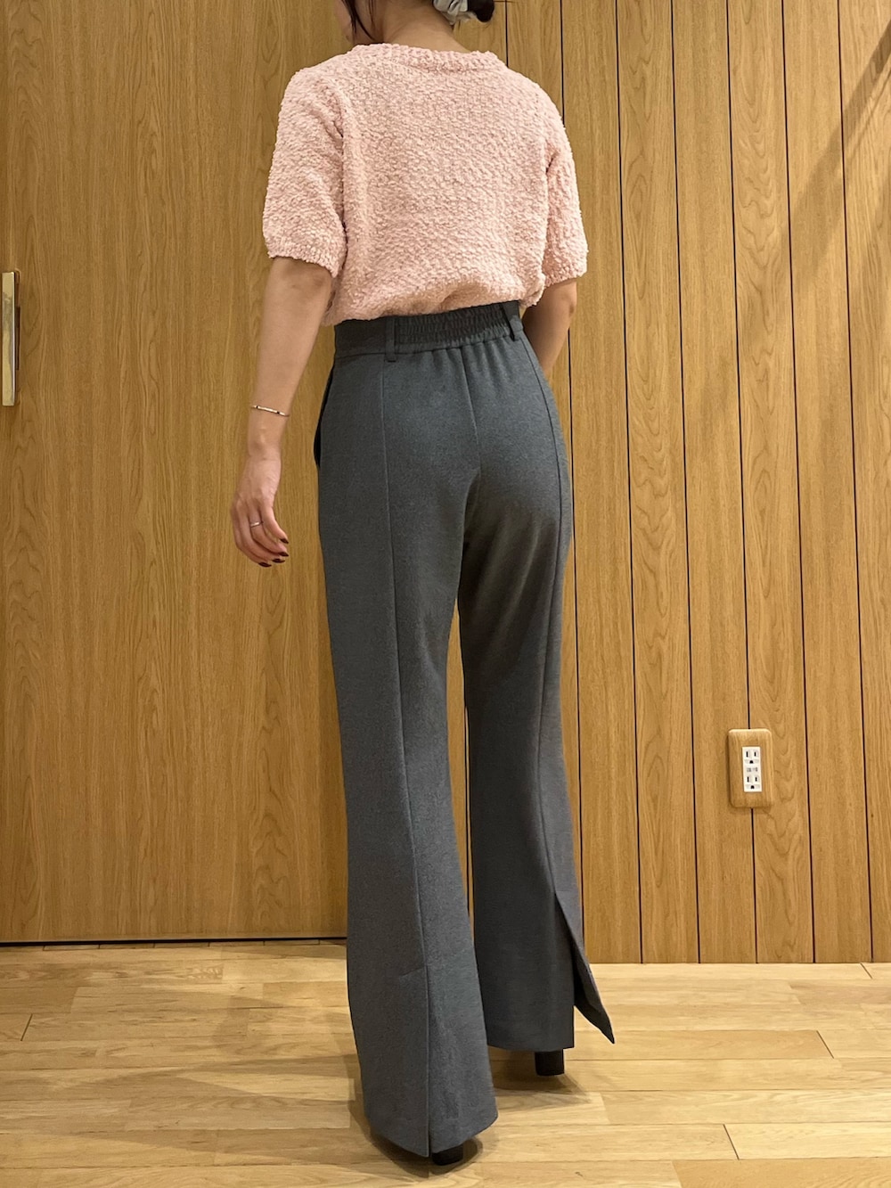 ピンク系のニット/セーター、ブラック系のブーツ、グレー系のその他パンツを着用したレディースの秋コーディネートの3枚目の写真