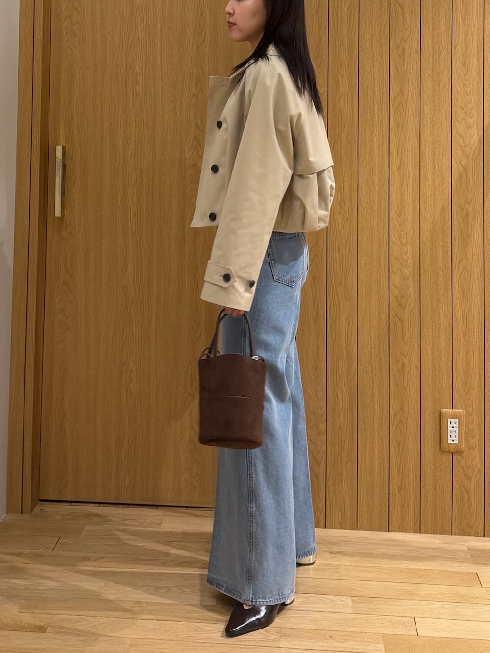 ブルー系のデニムパンツ、ホワイト系のシャツ/ブラウス、ベージュ系のブルゾンを着用したレディースの春コーディネートの2枚目の写真