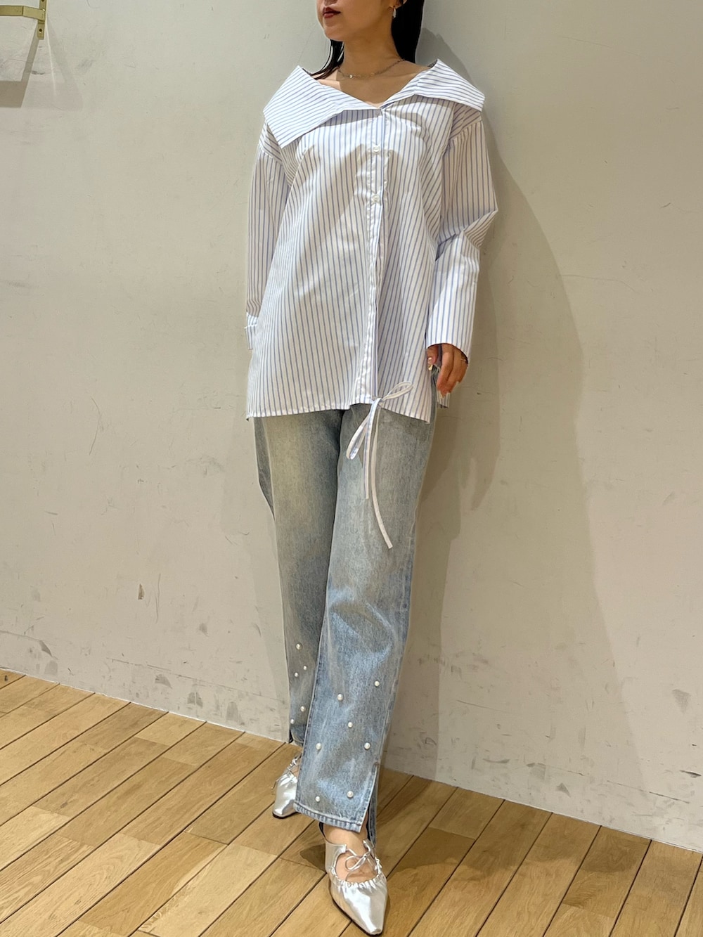 ブルー系のデニムパンツ、シルバー系のサンダル、その他のシャツ/ブラウスを着用したレディースの春コーディネートの4枚目の写真