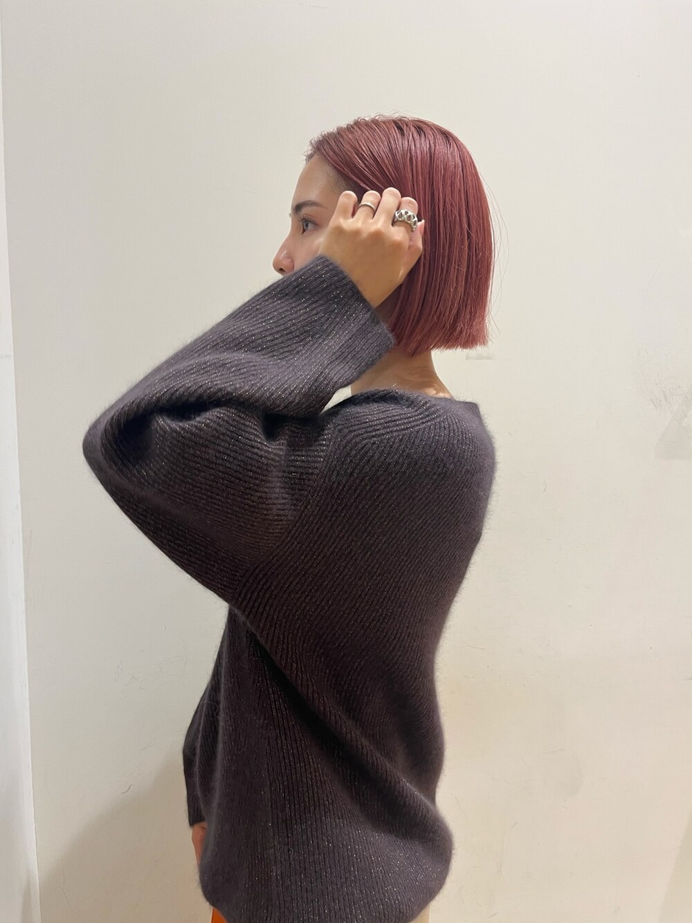 ホワイト系のスカート、オレンジ系のショルダーバッグ、ブラック系のブーツを着用したレディースの秋コーディネートの5枚目の写真