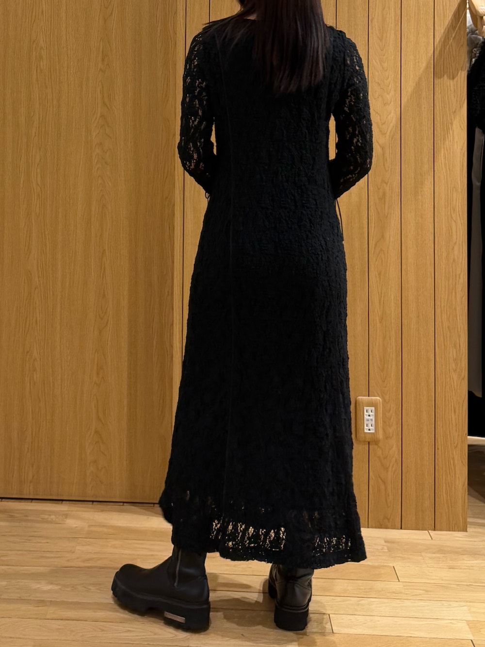 ブラック系のワンピース、ベージュ系のトレンチコートを着用したレディースの春コーディネートの6枚目の写真