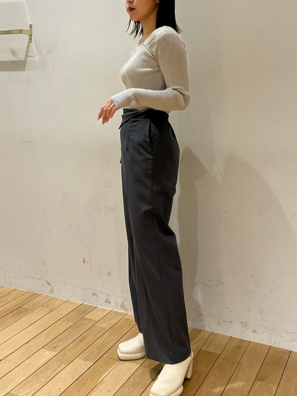 グレー系のその他パンツ、グレー系のニット/セーターを着用したレディースの春コーディネートの3枚目の写真