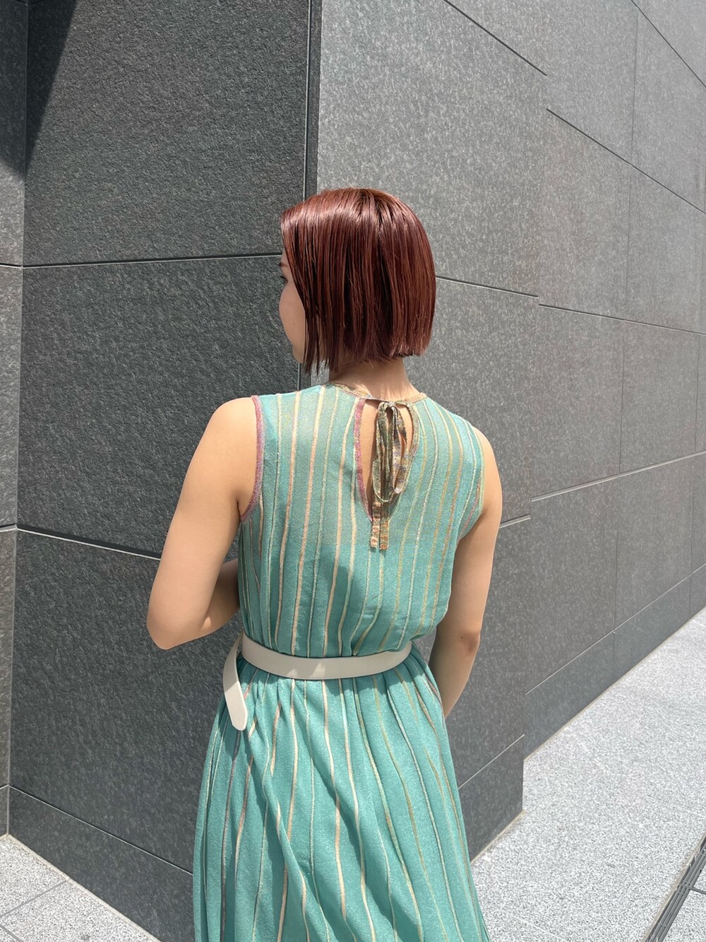 グリーン系のワンピース、ホワイト系のベルトを着用したレディースの春コーディネートの6枚目の写真