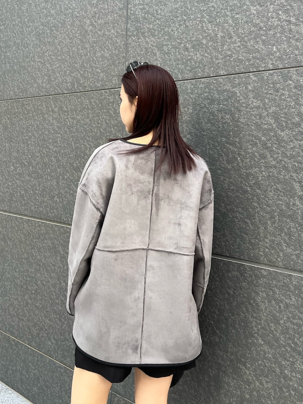 ブラック系のその他パンツ、ブラック系のニット/セーター、ブラック系のブルゾンを着用したレディースの冬コーディネートの8枚目の写真