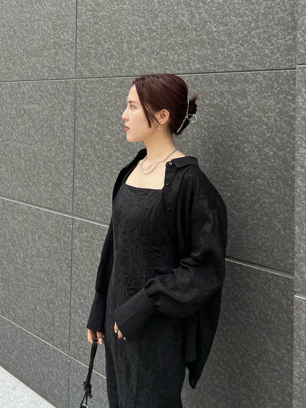 ブラック系のワンピース、ブラック系のシャツ/ブラウス、レッド系のショルダーバッグを着用したレディースの夏コーディネートの4枚目の写真