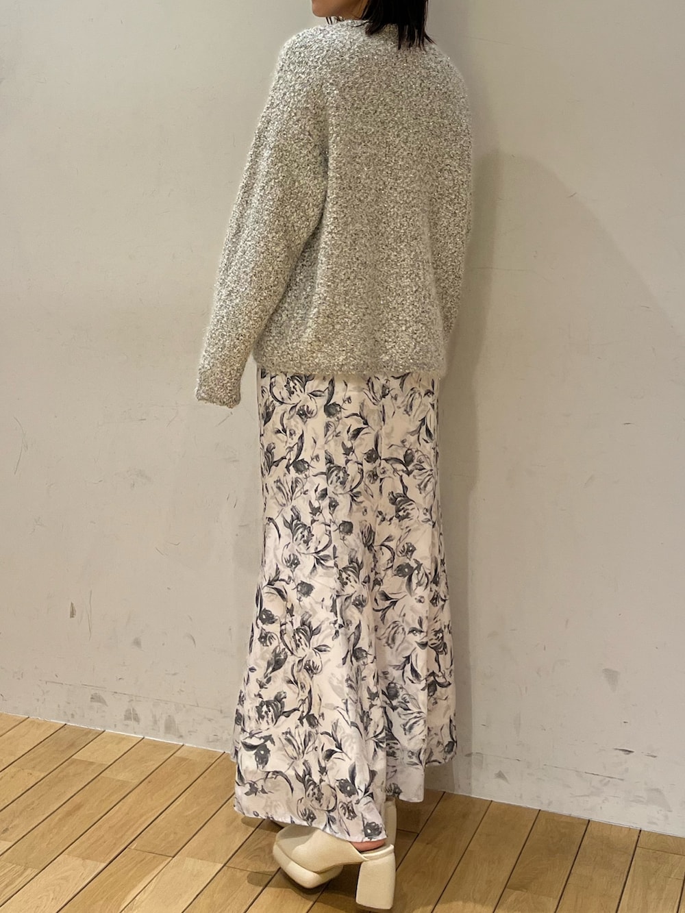 グレー系のスカート、グレー系のニット/セーター、グレー系のカーディガン/ボレロを着用したレディースの冬コーディネートの3枚目の写真