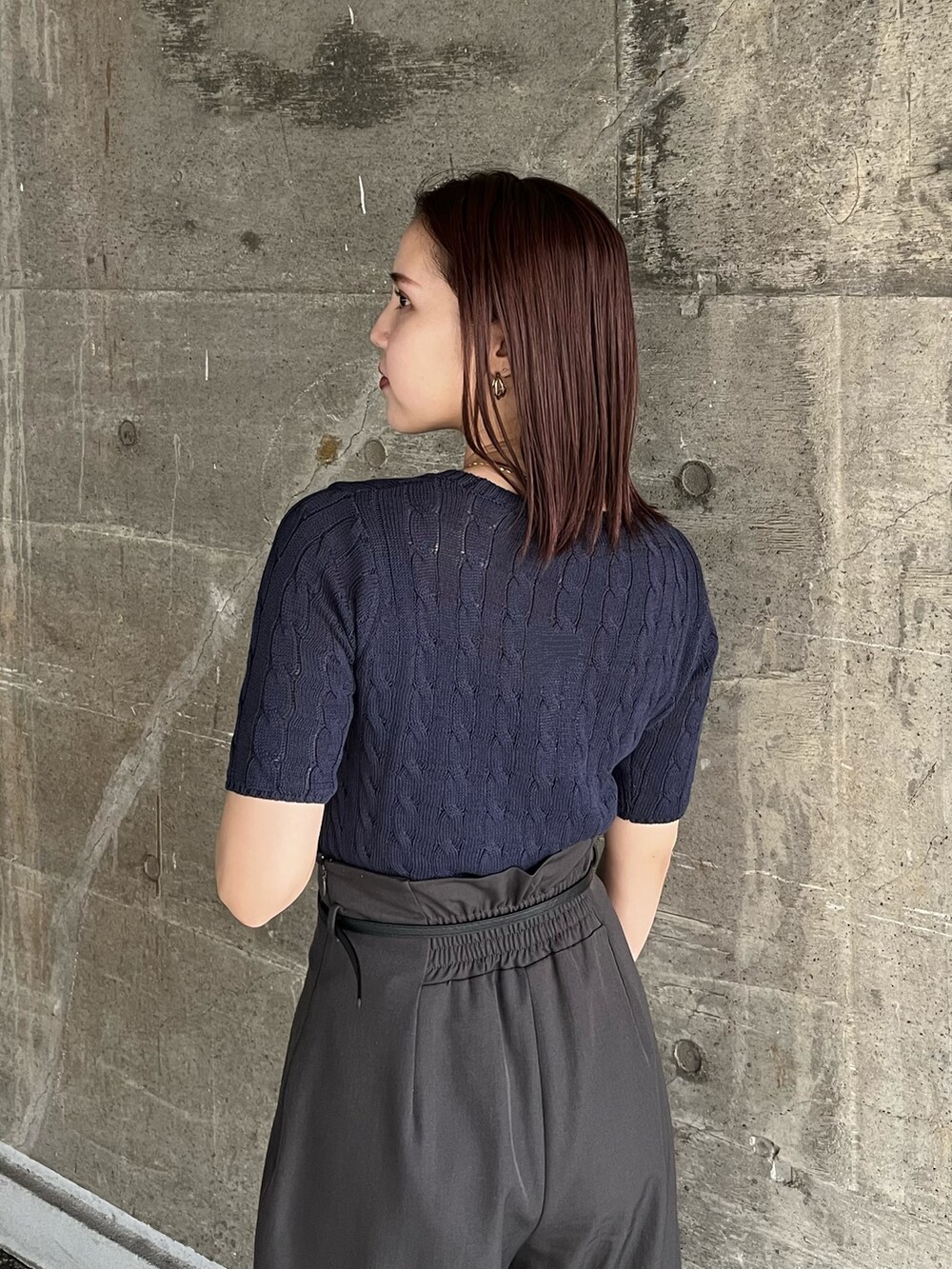 グレー系のその他パンツ、ホワイト系のサンダル、ブルー系のニット/セーターを着用したレディースの春コーディネートの6枚目の写真