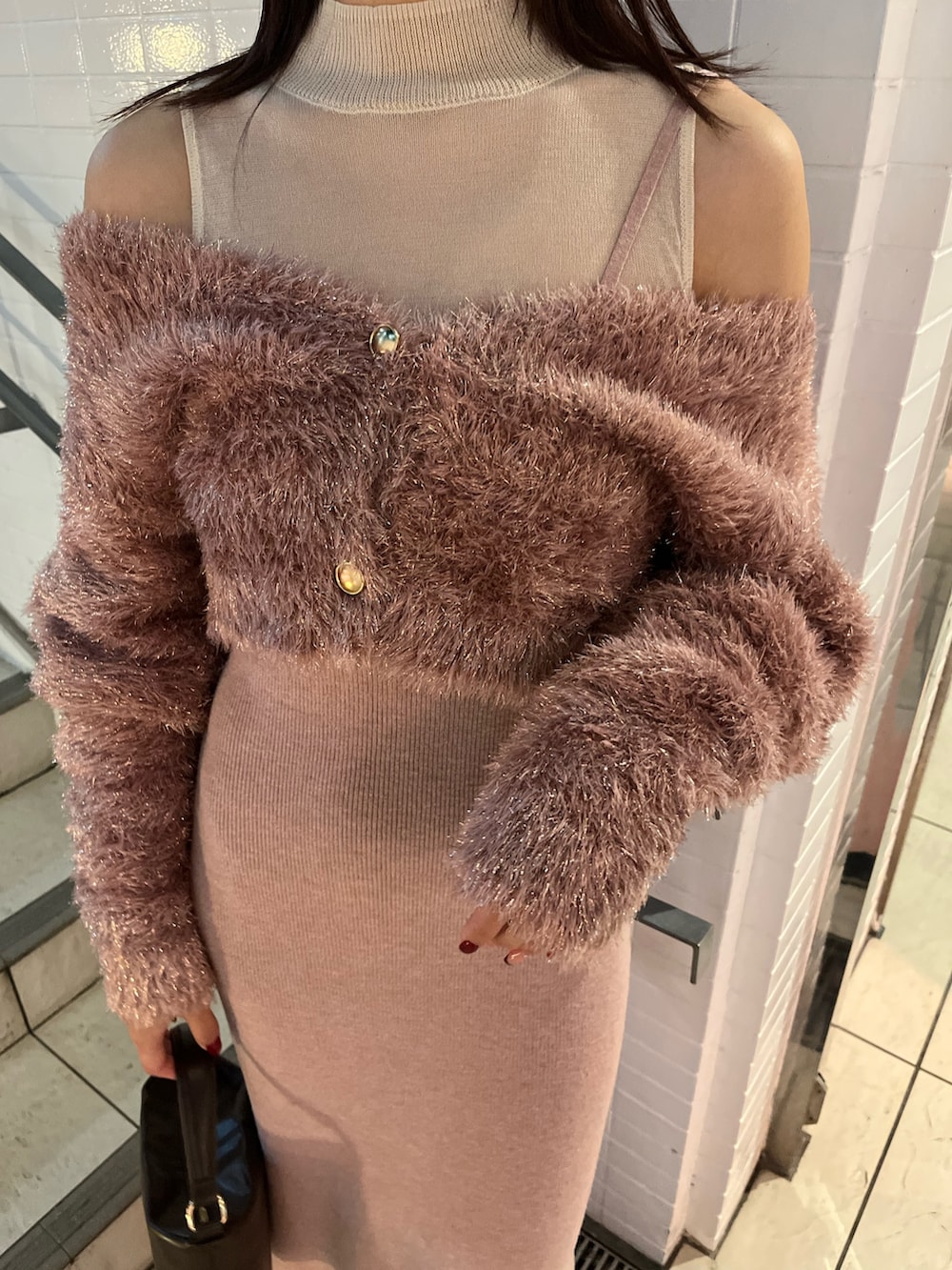 ピンク系のワンピース、ブラウン系のハンドバッグを着用したレディースの冬コーディネートの7枚目の写真