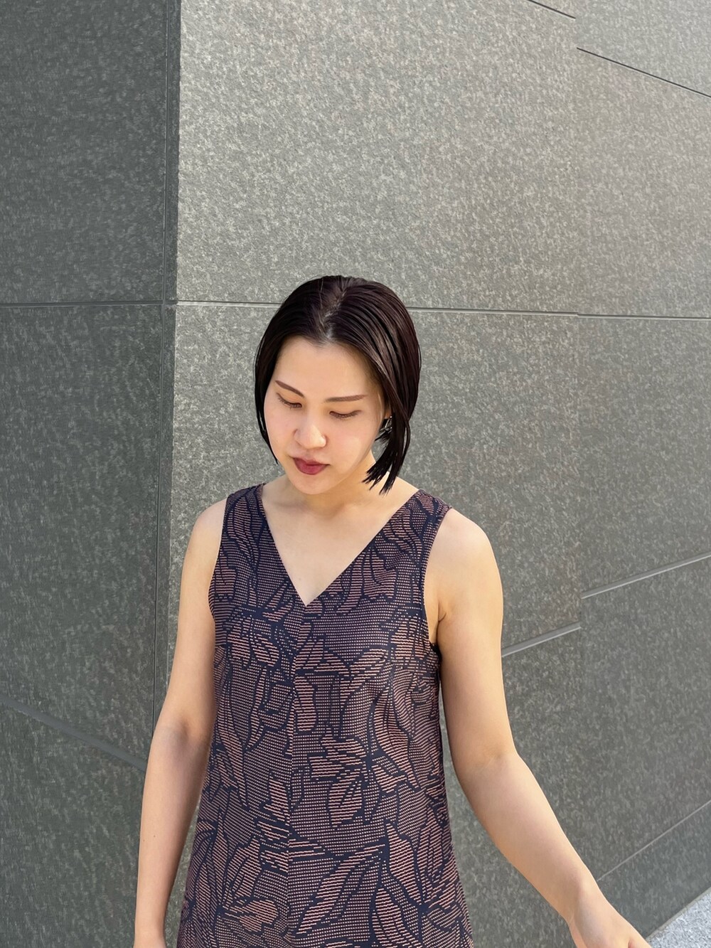 ブルー系のワンピース、ブラック系のサンダル、ブラック系のハンドバッグを着用したレディースの春コーディネートの3枚目の写真