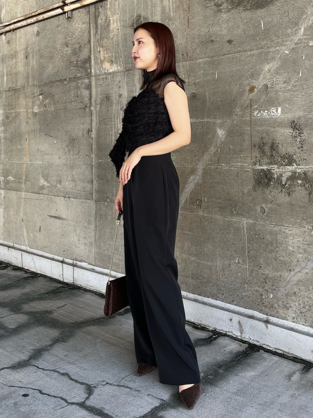 その他のパンプス、その他のクラッチバッグ、ブラック系のパンツドレスを着用したレディースの春コーディネートの2枚目の写真