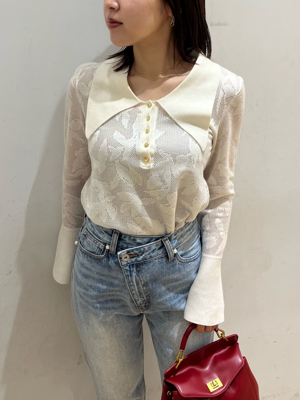 シルバー系のサンダル、ホワイト系のニット/セーター、ブルー系のデニムパンツを着用したレディースの春コーディネートの4枚目の写真