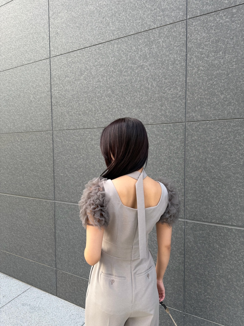 グレー系のドレス、その他のパンプス、その他のクラッチバッグを着用したレディースの冬コーディネートの6枚目の写真