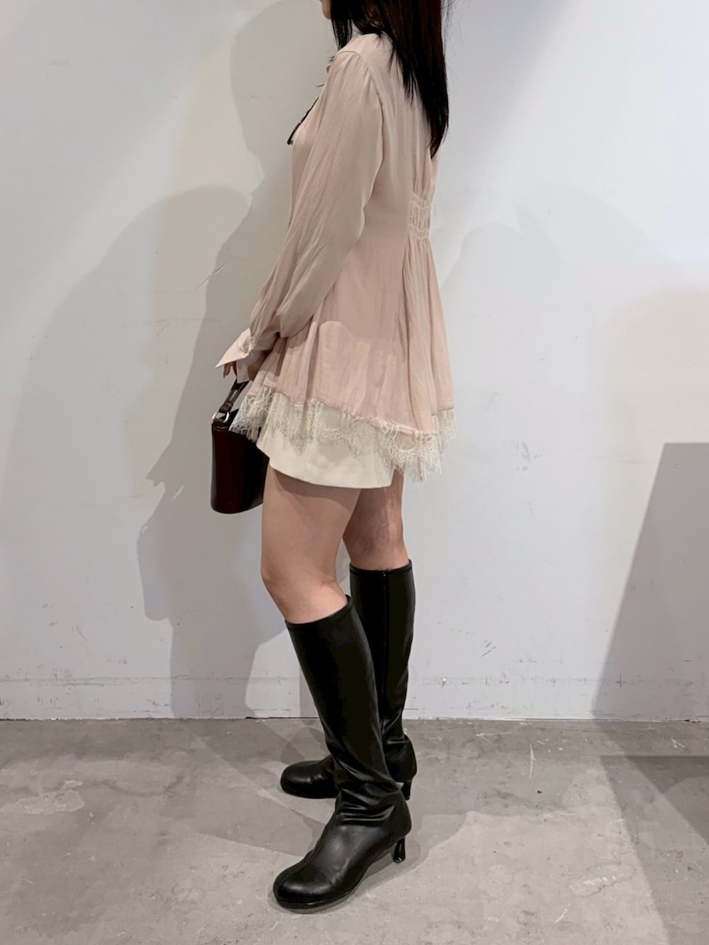 ピンク系のシャツ/ブラウス、ホワイト系のその他パンツ、ブラック系のブーツを着用したレディースの夏コーディネートの6枚目の写真