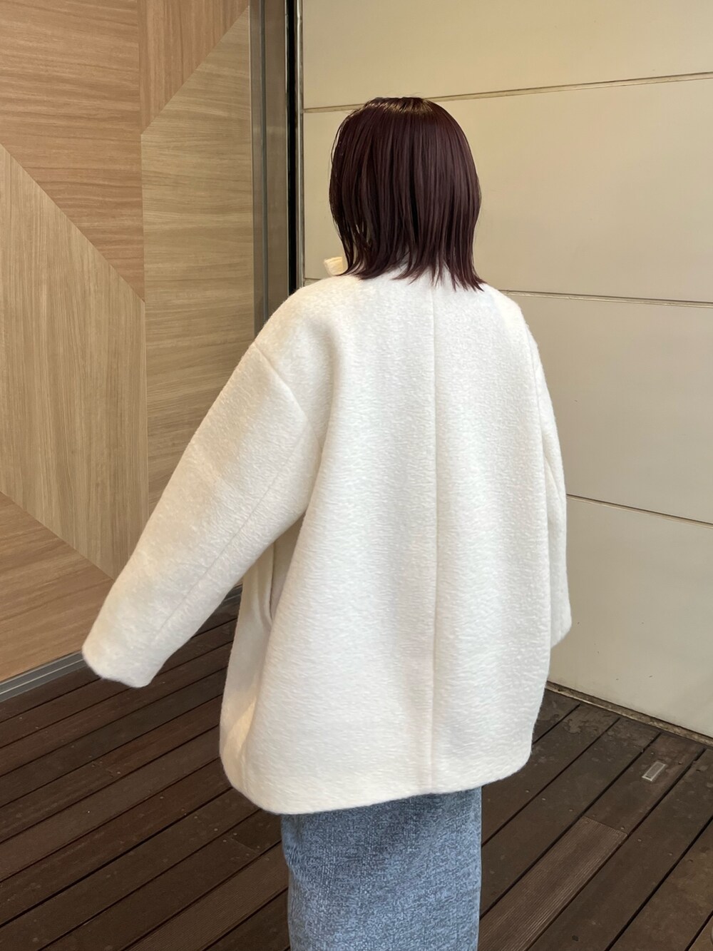 ブルー系のワンピース、ホワイト系のその他アウターを着用したレディースの冬コーディネートの7枚目の写真