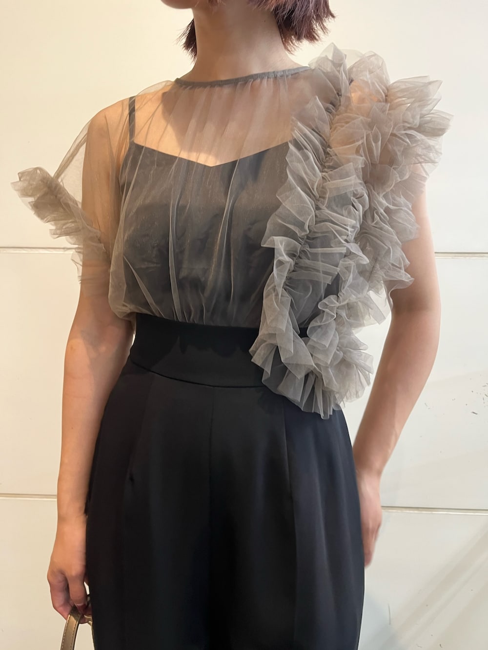 ゴールド系のハンドバッグ、ゴールド系のパンプス、その他のパンツドレスを着用したレディースの秋コーディネートの5枚目の写真