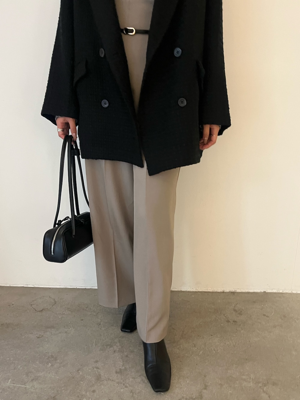 ブラック系のブーツ、ブラック系のニット/セーター、ブラック系のその他アウターを着用したレディースの冬コーディネートの7枚目の写真