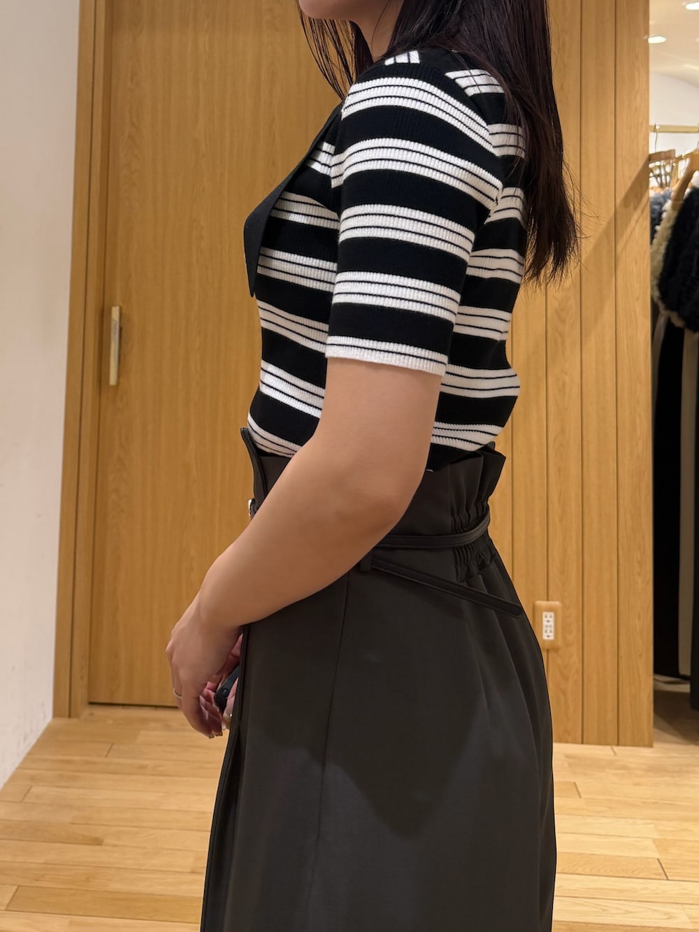 グレー系のその他パンツ、ブラック系のニット/セーター、ブラック系のパンプスを着用したレディースの春コーディネートの5枚目の写真