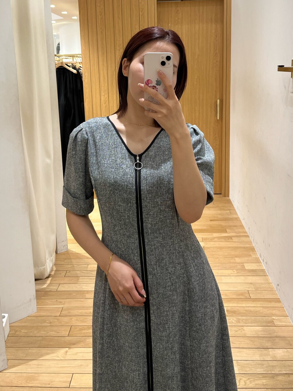 ブラック系のワンピース、シルバー系のサンダルを着用したレディースの春コーディネートの6枚目の写真