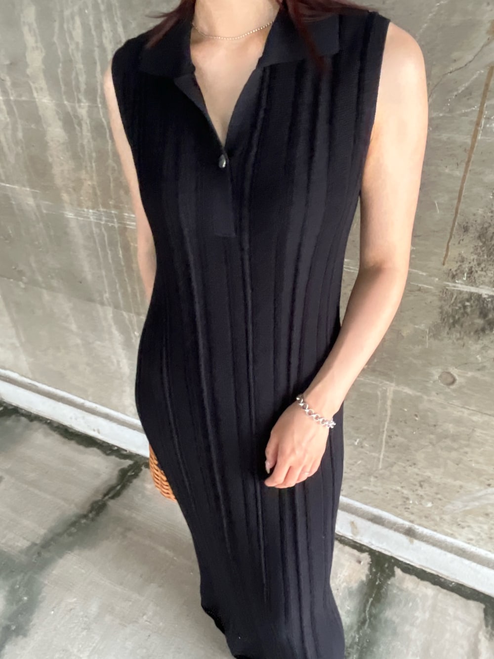 ブラック系のワンピース、ブラウン系のハンドバッグ、ブラウン系のシャツ/ブラウスを着用したレディースの夏コーディネートの7枚目の写真