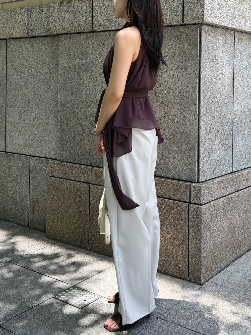 ホワイト系のその他パンツ、ブラウン系のシャツ/ブラウス、ホワイト系のハンドバッグを着用したレディースの夏コーディネートの2枚目の写真
