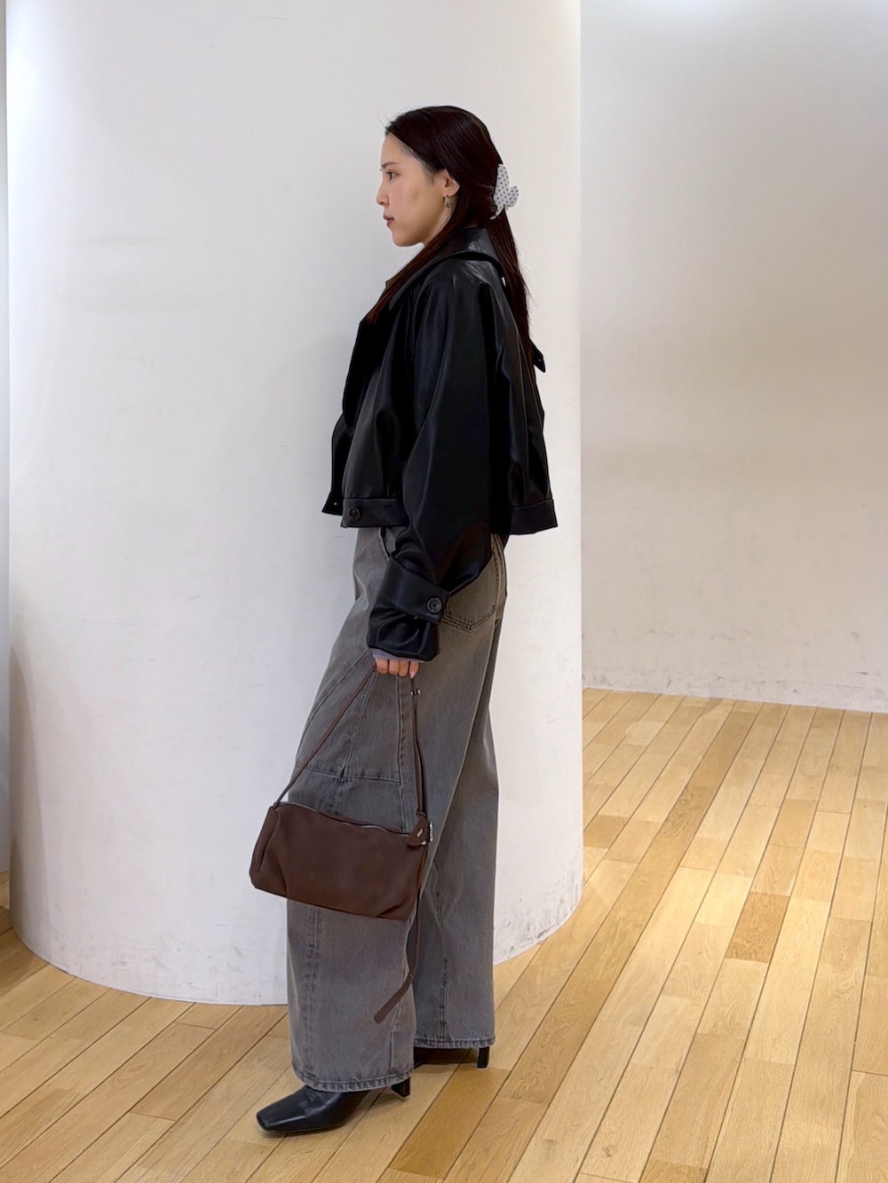 グレー系のデニムパンツ、ブルー系のTシャツ/カットソー、ブラック系のブルゾンを着用したレディースの秋コーディネートの2枚目の写真