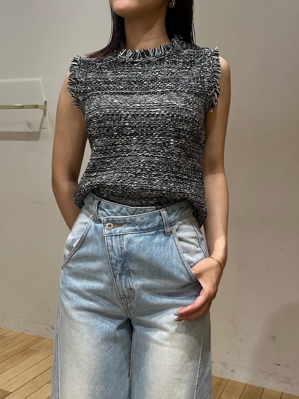 ブルー系のデニムパンツ、ブラック系のサンダル、ブラック系のニット/セーターを着用したレディースの夏コーディネートの5枚目の写真