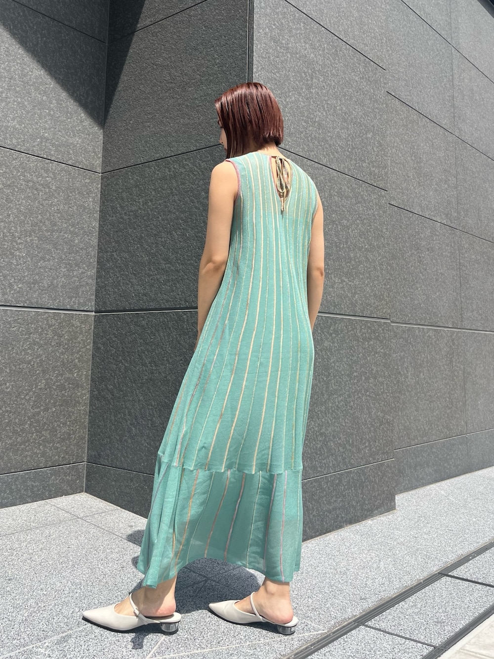 グリーン系のワンピース、ホワイト系のベルトを着用したレディースの春コーディネートの4枚目の写真