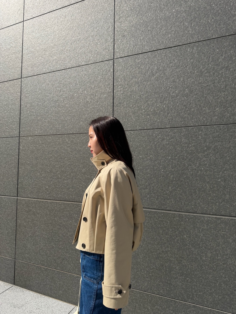 グリーン系のシャツ/ブラウス、ベージュ系のブルゾン、ブルー系のデニムパンツを着用したレディースの春コーディネートの8枚目の写真