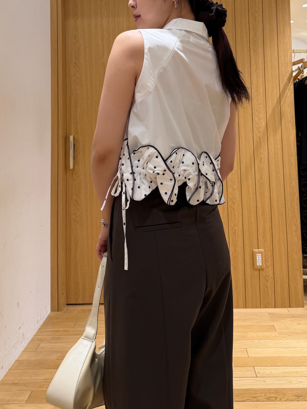 ブラウン系のその他パンツ、ホワイト系のシャツ/ブラウス、ブラウン系のサンダルを着用したレディースの夏コーディネートの5枚目の写真
