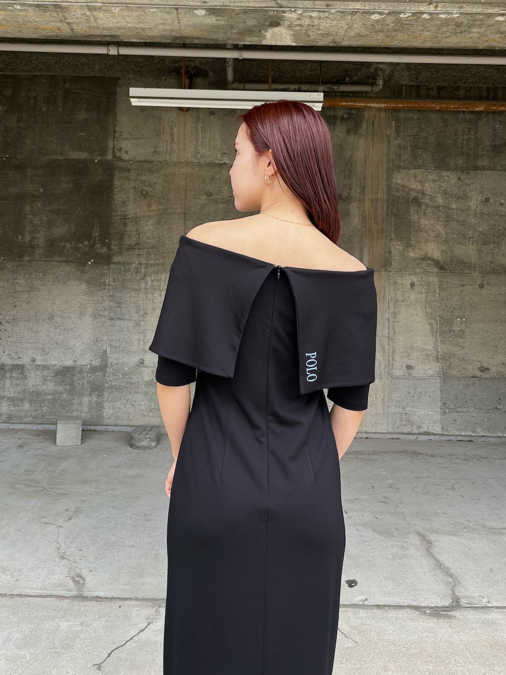 ブラック系のワンピース、ホワイト系のスニーカーを着用したレディースの春コーディネートの5枚目の写真