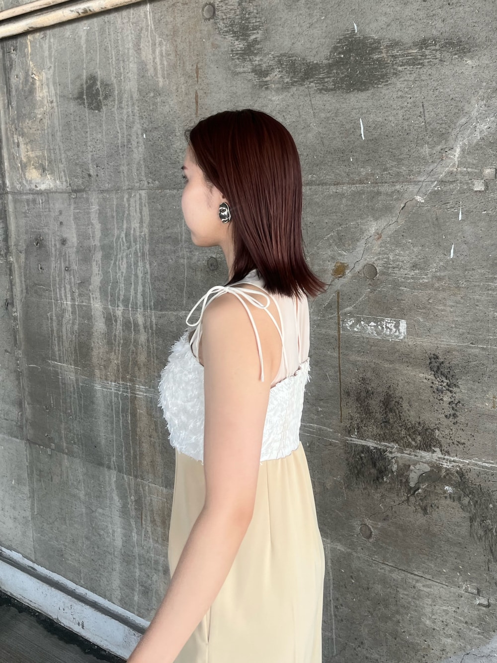 ベージュ系のショルダーバッグ、その他のパンプス、ベージュ系のパンツドレスを着用したレディースの春コーディネートの7枚目の写真