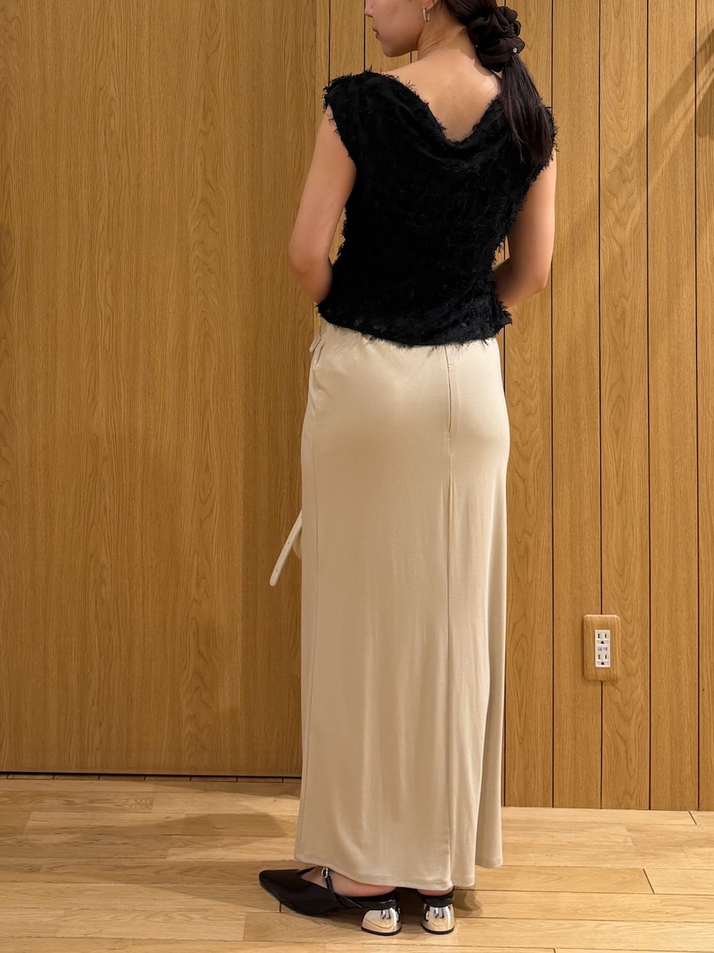 ブラック系のパンプス、ホワイト系のハンドバッグ、ブラック系のシャツ/ブラウスを着用したレディースの春コーディネートの3枚目の写真