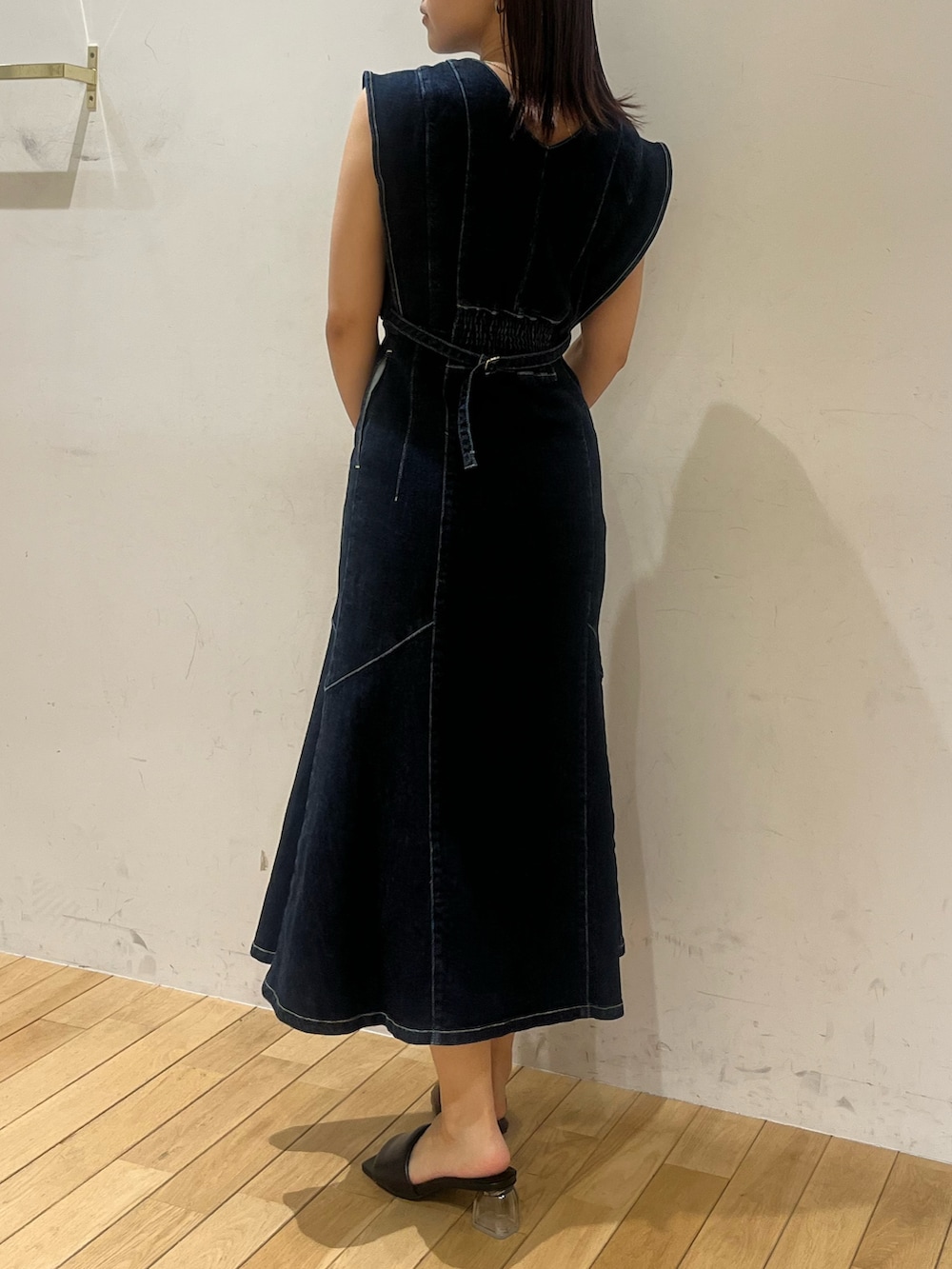 ブラック系のサンダル、ブラック系のワンピースを着用したレディースの夏コーディネートの3枚目の写真