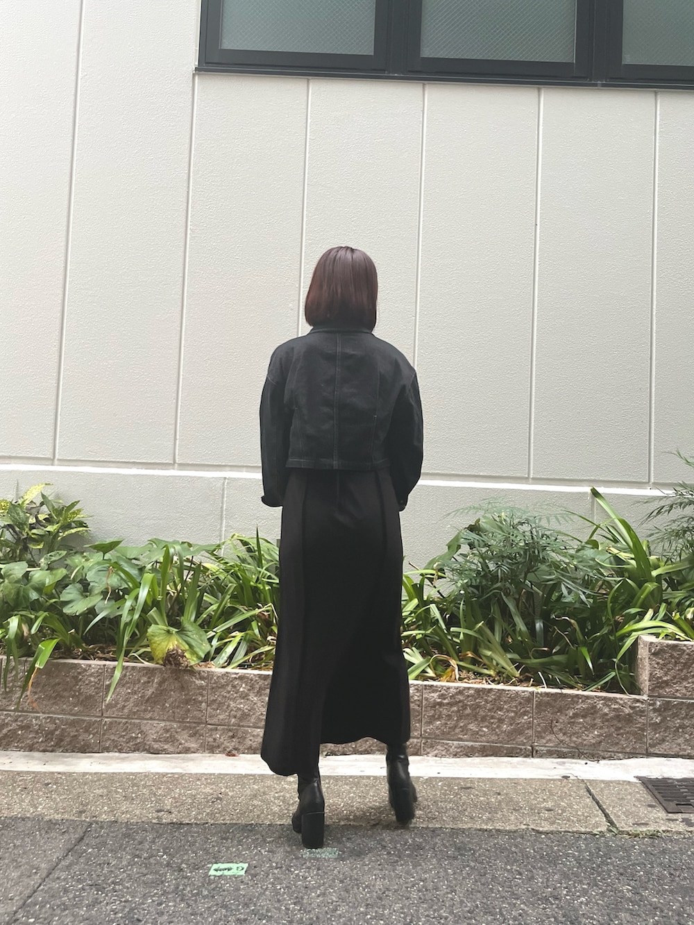 ブルー系のハンドバッグ、ブラック系のワンピース、ブルー系のTシャツ/カットソーを着用したレディースの秋コーディネートの6枚目の写真