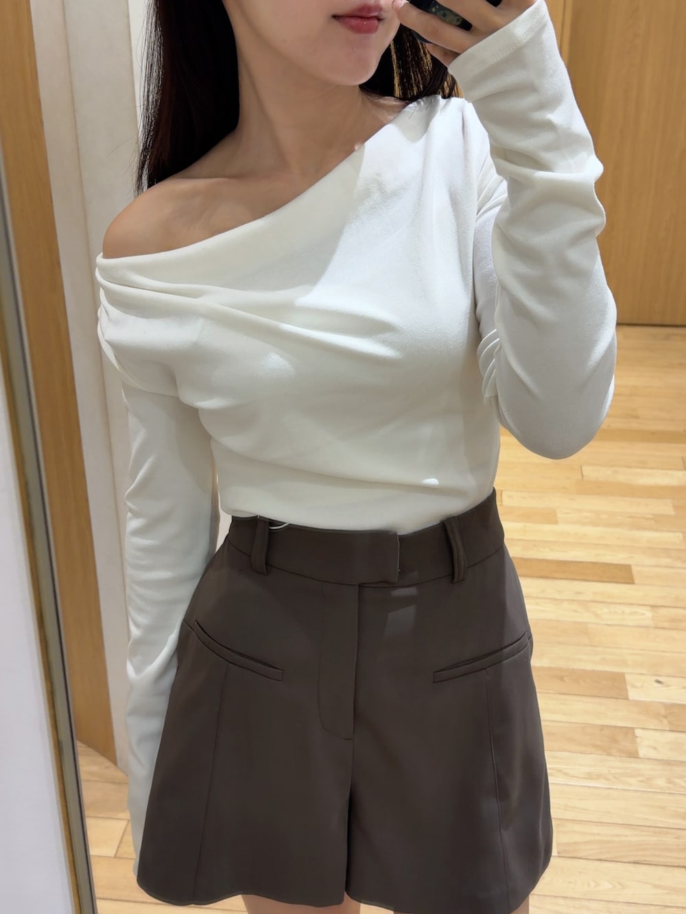 ブラウン系のその他パンツ、ブラウン系のハンドバッグ、ホワイト系のニット/セーターを着用したレディースの秋コーディネートの6枚目の写真