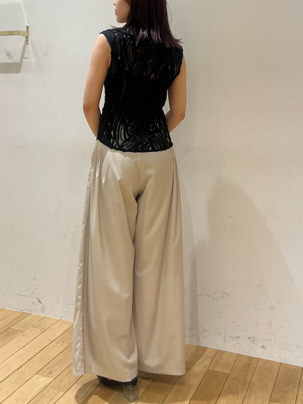 ホワイト系のその他パンツ、ブラック系のシャツ/ブラウス、ブラック系のサンダルを着用したレディースの夏コーディネートの3枚目の写真