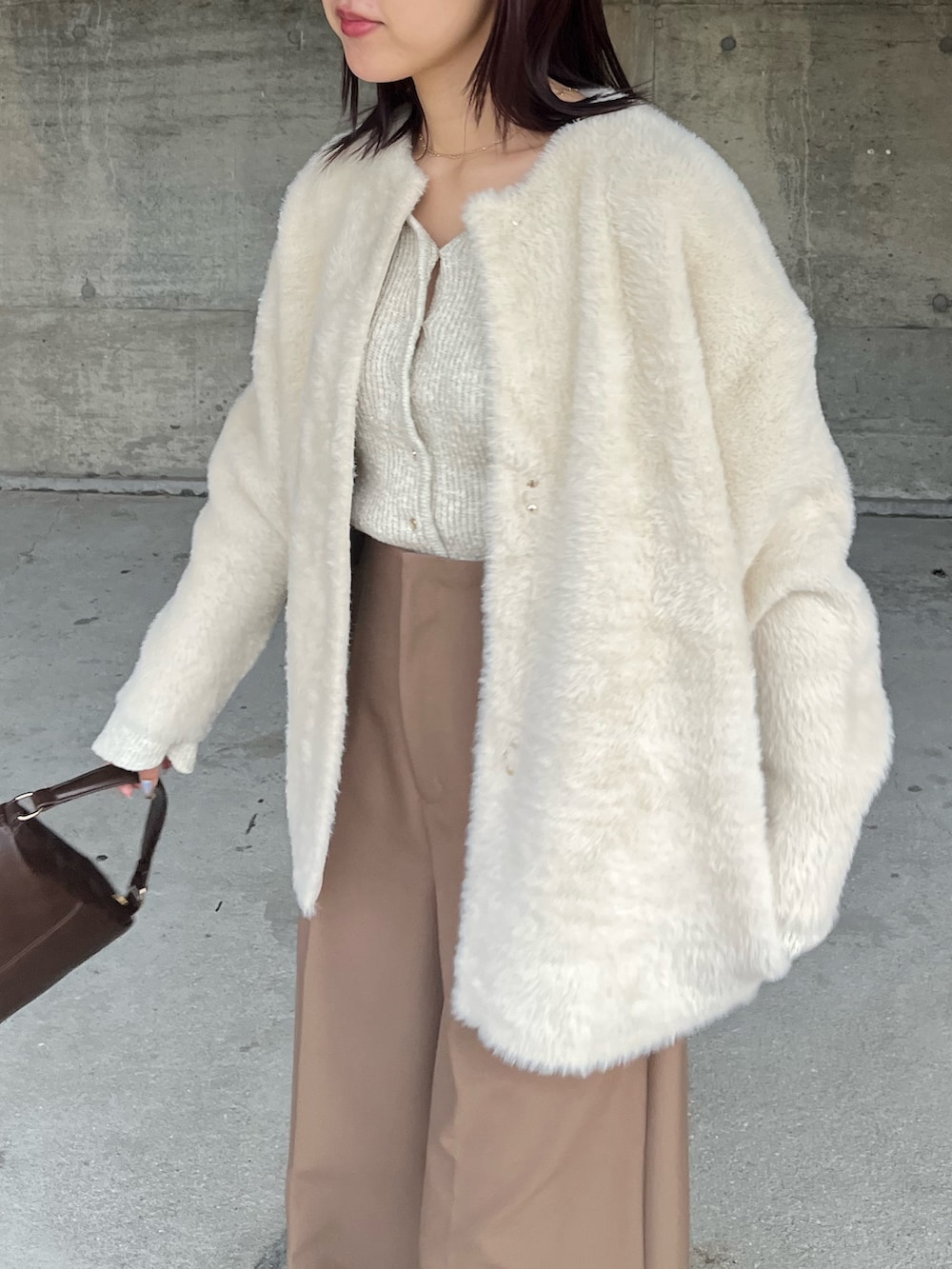 ブラウン系のその他パンツ、ブラウン系のハンドバッグ、ベージュ系のニット/セーターを着用したレディースの冬コーディネートの4枚目の写真