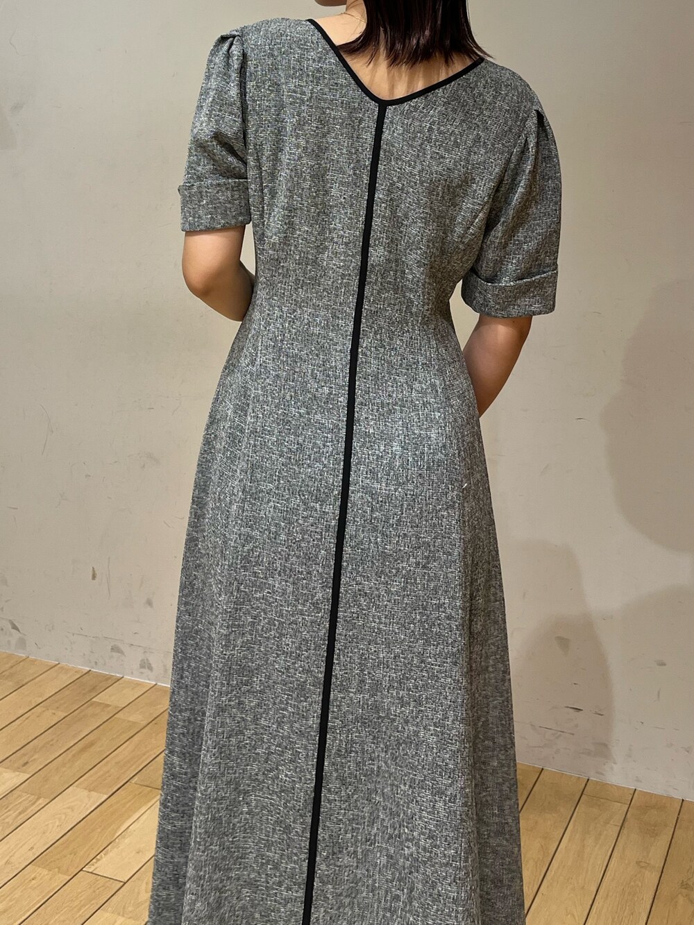 ブラック系のワンピース、シルバー系のサンダルを着用したレディースの春コーディネートの5枚目の写真