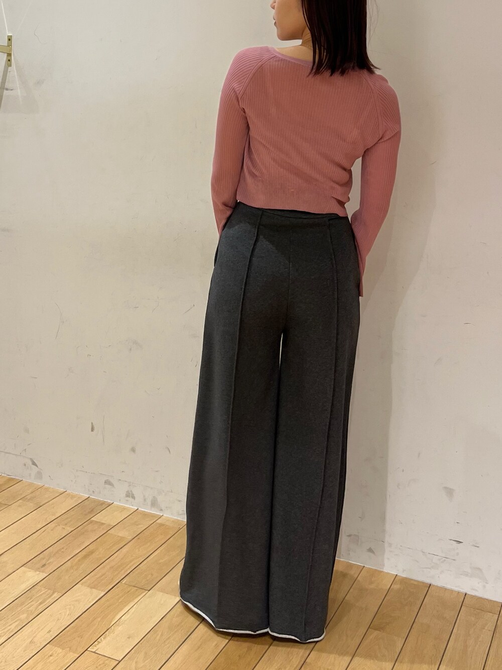 グレー系のスウェットパンツ、ホワイト系のサンダル、ピンク系のカーディガン/ボレロを着用したレディースの春コーディネートの3枚目の写真