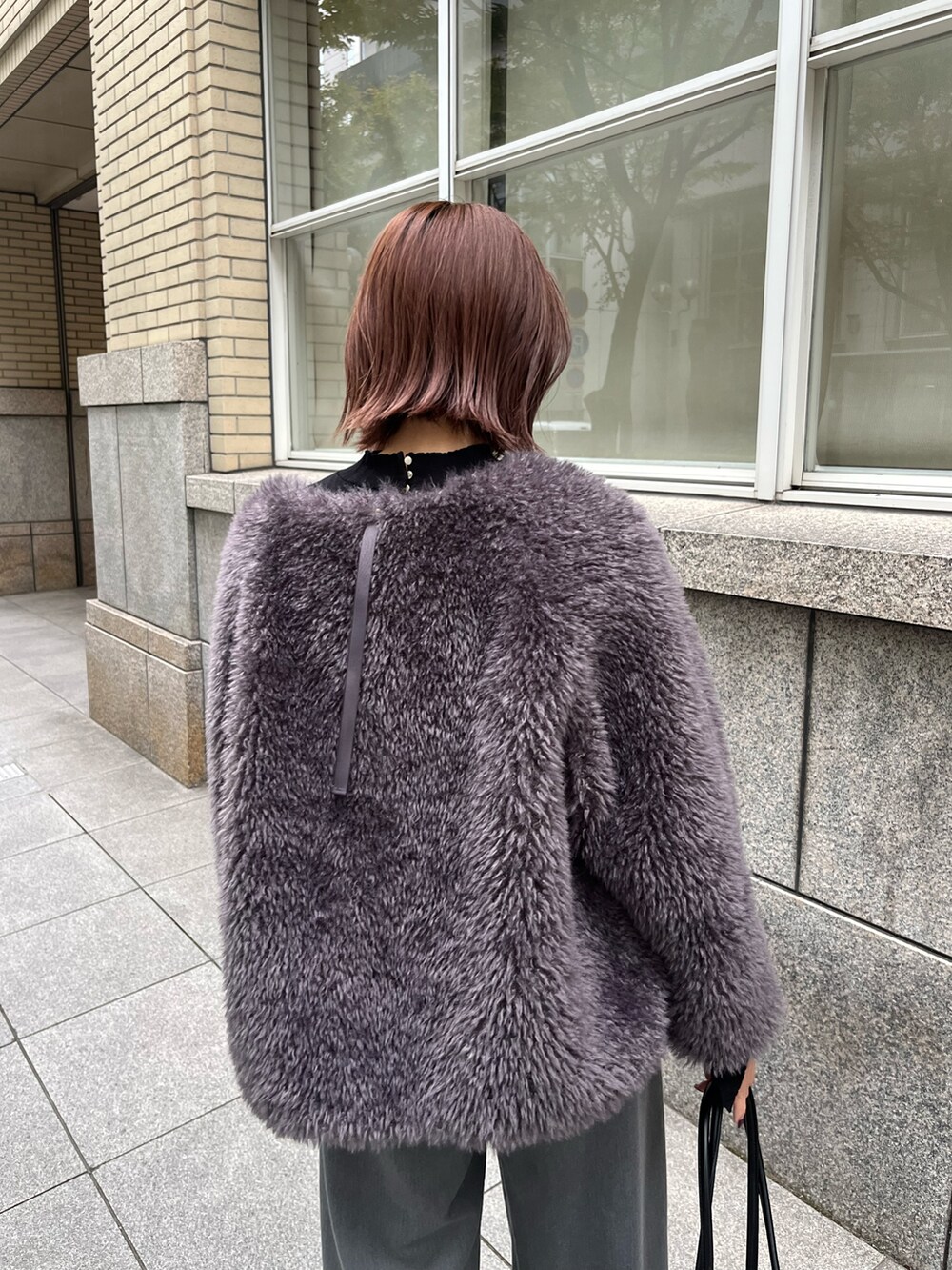 グレー系のその他パンツ、グレー系のブルゾン、ブラック系のショルダーバッグを着用したレディースの秋コーディネートの7枚目の写真