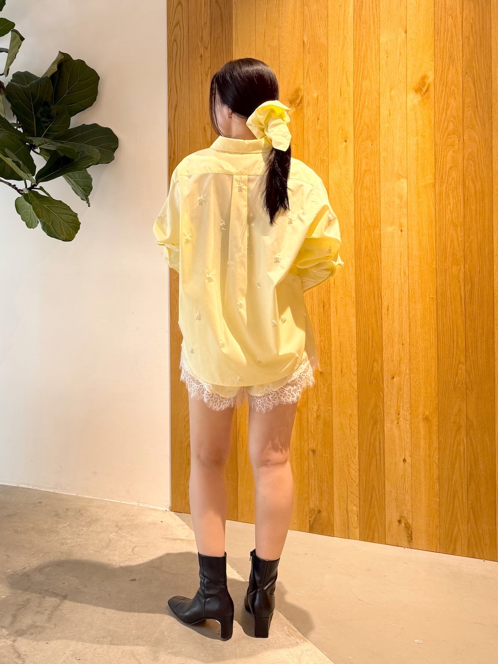 ブラック系のブーツ、イエロー系のその他パンツ、イエロー系のシャツ/ブラウスを着用したレディースの秋コーディネートの6枚目の写真