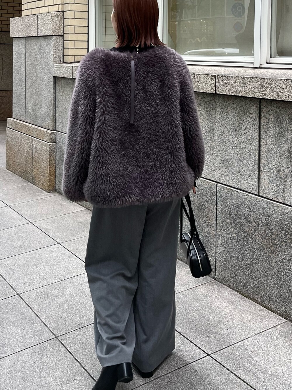 グレー系のその他パンツ、グレー系のブルゾン、ブラック系のショルダーバッグを着用したレディースの秋コーディネートの3枚目の写真