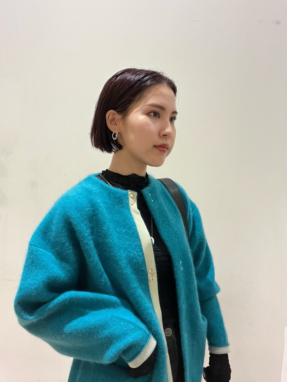 ブラック系のパンプス、ブラック系のデニムパンツ、ブラック系のTシャツ/カットソーを着用したレディースの秋コーディネートの3枚目の写真