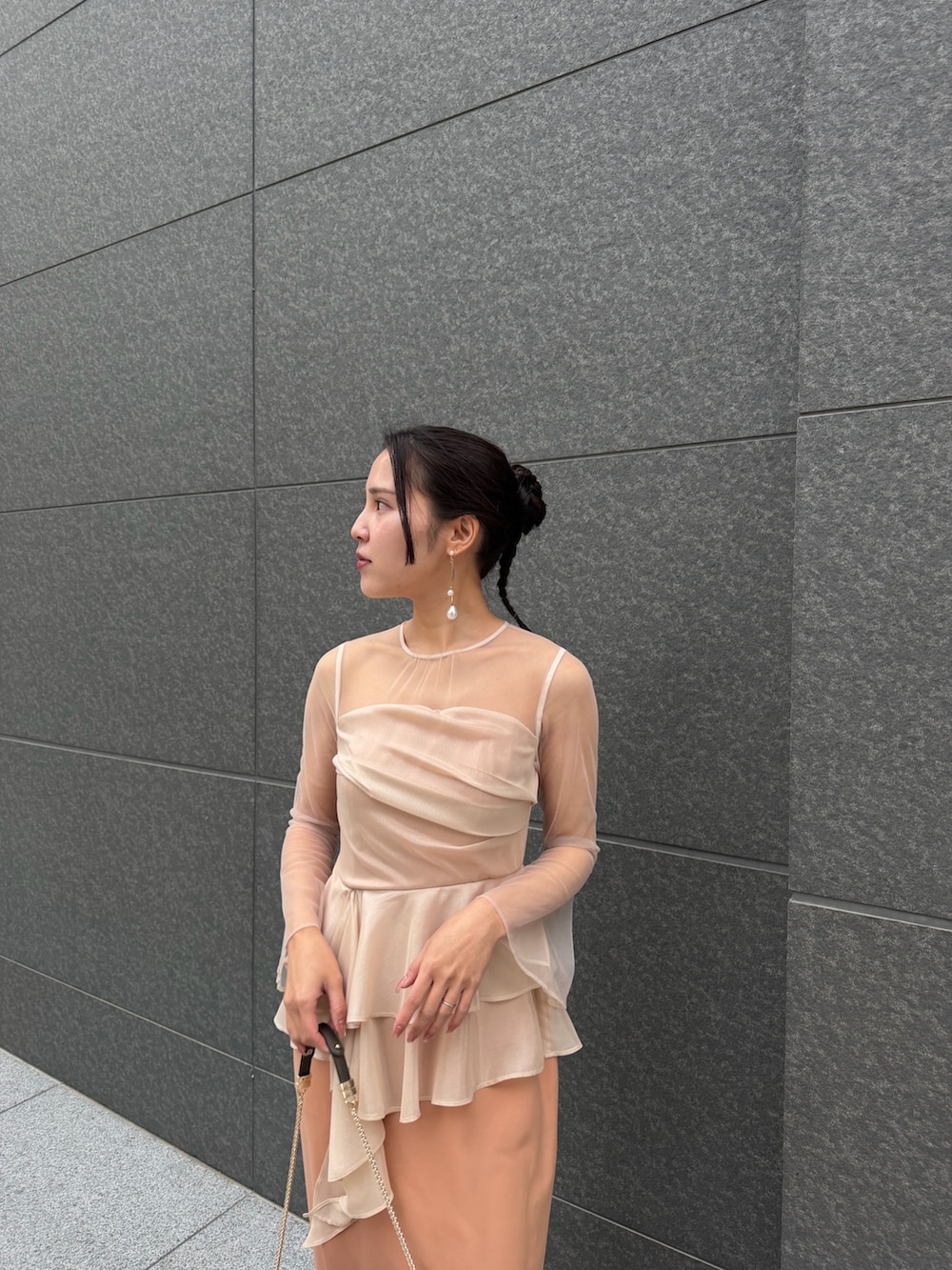 その他のクラッチバッグ、その他のパンプス、ピンク系のドレスを着用したレディースの冬コーディネートの5枚目の写真