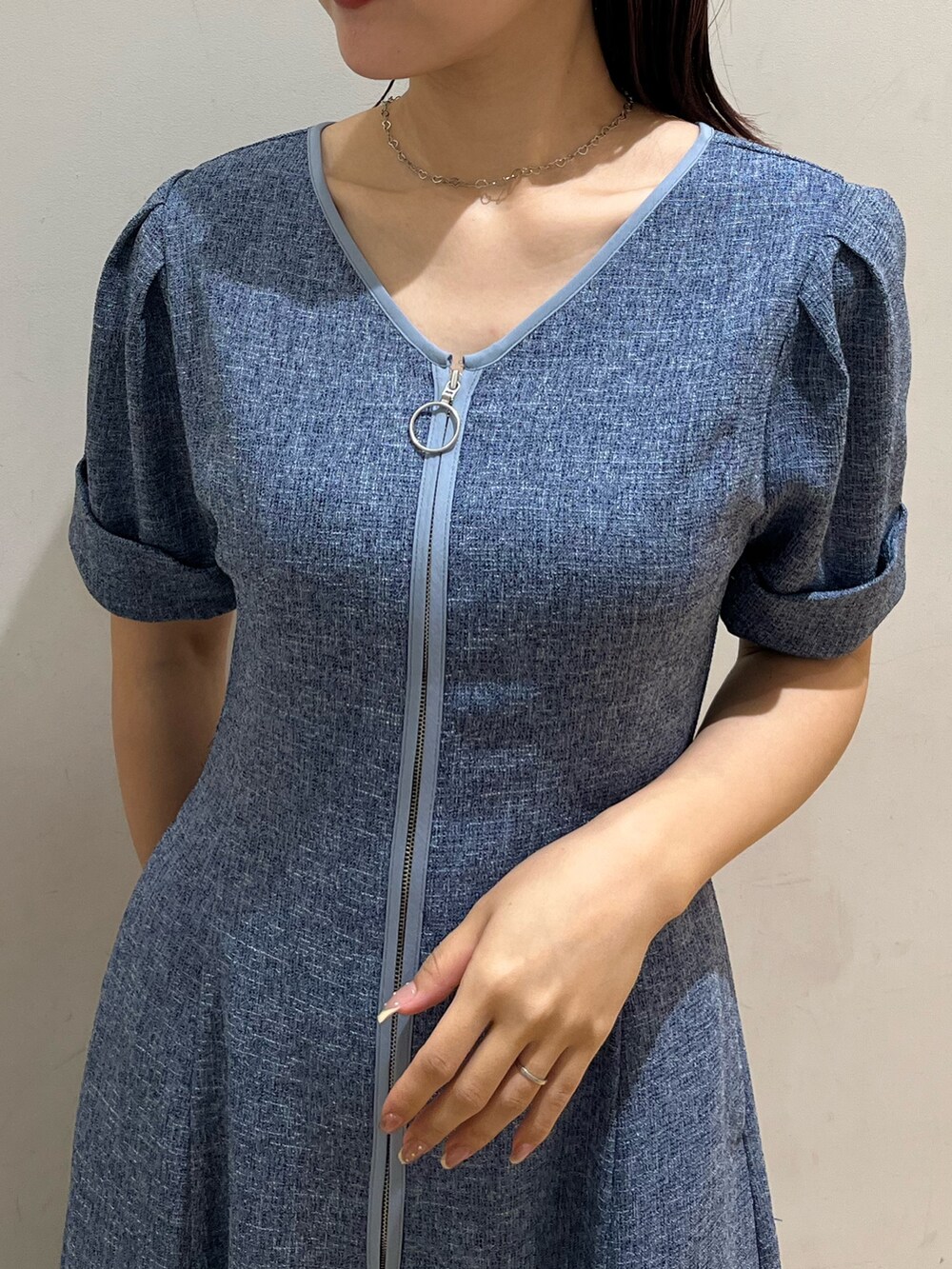 ブルー系のワンピース、シルバー系のサンダル、シルバー系のネックレスを着用したレディースの春コーディネートの5枚目の写真